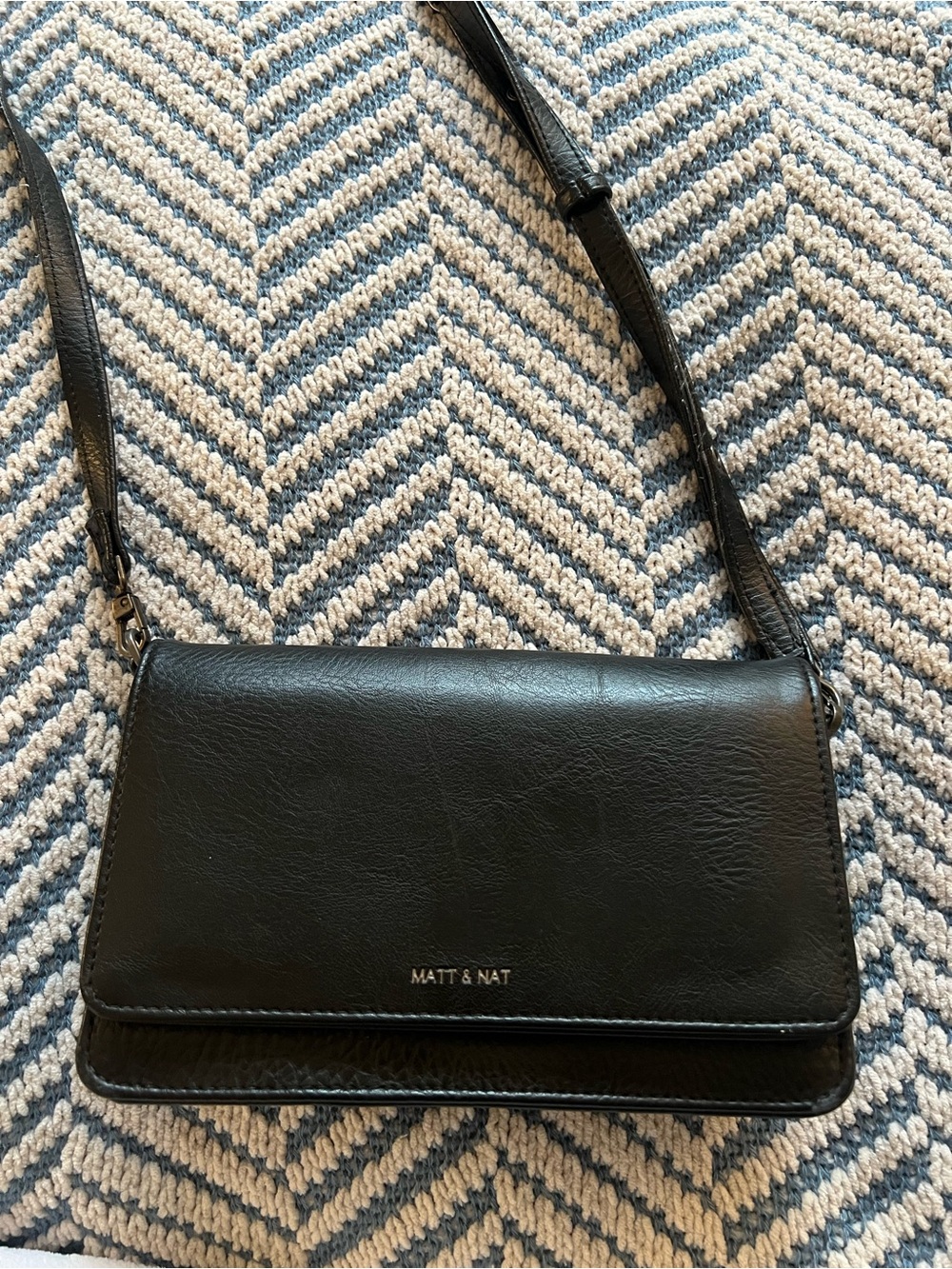 Matt & Nat Black BEE VEGAN CROSSBODY BAG - PURITY